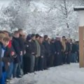 Reka ljudi na sahrani Inele i njenog sina: Pretužne scene sa groblja, ubica i dalje u bekstvu (video)