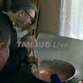 Vučić pravio ajvar u Velikoj Plani tokom obilaska gazdinstva "Ajvar Radić"