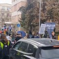 „Ko je odbio pomoć ljudima nakon protesta“: Studenti ispred Urgentnog centra i Ministarstva zdravlja (VIDEO)