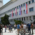Građani protestovali ispred Vlade Vojvodine zbog dolaska Dejana Vuka Stankovića