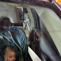 Dete ostalo zaključano u vrelom automobilu, vatrogasci odmah dojurili: Nisu roditelji krivi, ovo se dogodilo
