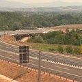 Malo vozila na novom auto-putu, SNS šalje svoje članove da prave gužvu