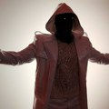 Pevač danima intrigira i dalje je misterija: Pokazao emotivnu stranu, druži se sa muzičkom zvezdom, a lice i dalje krije -…