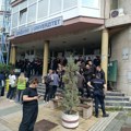Kordon policije obezbeđuje batinaše ispred Državnog univerziteta u Novom Pazaru: Počelo okupljanje studenata i građana