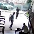 Pucnjava ispred kafića usred bela dana! Isplivao snimak obračuna u Visokom, kamere sve zabeležile: Evo ko je pucao, a ko je…