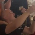 Desingerica baca bakšiš i ne pita: Reper napravio haos kad je čuo svoj hit u folk verziji, čašćavao kolegu