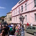 Okupljeni u Vlasotincu poručili: Irena Petrović je simbol propasti prosvete!
