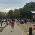 Napeto u OŠ "Pavle Savić"! Roditelji došli ispred škole, ne žele novog direktora sa strane: "Nećemo popustiti"