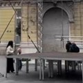 Obrušio se deo fasade na mesto gde će se večeras odati počast Halidu Bešliću Tu je jutros postavljena bina (video)