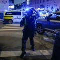 Osvanuo snimak pucnjave u Oslu: Mladić uleteo sa sačmarom, pa pozvao policiju (video)