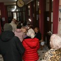 (Foto) Građani poranili na glasanje, redovi ispred birališta već od 7 sati: dve žene se raspravljale koja je prva došla i koja…
