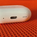 Čemu služe rupice na dnu kućišta za punjenje AirPods Pro slušalica
