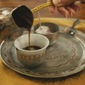 Koliko kašičica kafe treba staviti u džezvu? Postoji tačna mera za savršenu tursku kafu