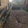 Čitaoci javljaju: Nadležni nisu hteli da im urede ulicu pa su sami platili buldožer