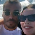 Teodora Bjelica ljubi muža fudbalera na jahti Izbacila ogromne grudi u crnom bikiniju i ne odvaja se od mlađeg Karla: Sve im…