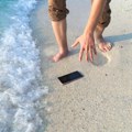Telefon vam je pao u more? Svi prvo radimo ovo, a to je smrt za vaš uređaj! Ne pokušavajte ni pirinač.