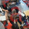 (Uznemirujući snimak) pijan zverinski prebio radnika pumpe! Pesnicama i tupim predmetom razbio lice mladiću: Čupao ga za kosu…