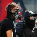Demonstranti u Tirani demolirali Raminu skulpturu i poručili da neće stati bez ostavke