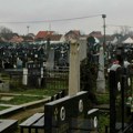 Životin spomenik je najbizarniji prizor na srpskim grobljima: Izgleda kao album za sličice, a kažu da fale još dve žene…