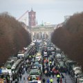 Hiljade na protestu poljoprivrednika u Berlinu, ministar izviždan, prekinuo govor