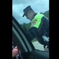 "Evo za ovu kaznu": Snimio "čašćavanje" policajca i objavio na društvenim mrežama (video)