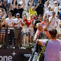 Rafael Nadal na putu koji vodi iz Rima, nekoliko hiljada navijača ispratilo Španca ovacijama dok je napuštao sportski centar…