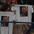Ovo nikad nije viđeno: Navijači Zvezde u majicama sa likom Željka Obradovića stoje iza klupe Partizana