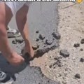 Čovek rukama čupa asfalt: Besan: "Baš je kvalitetno! Gledaj ovo, ekstra kvalitet" (video)