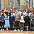 Vučić i Li Ming sa srpskim studentima koji putuju u Kinu