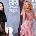 Sabrina Carpenter i Charli xcx na Brit nagradama: Dva lica mode na istom crvenom tepihu