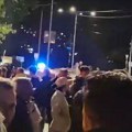 Protest ispred prostorija SNS-a u Valjevu zbog napada šest maskiranih osoba na aktivistu (VIDEO)