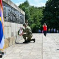 Obeležena 84. Godišnjica ustanka naroda Srbije u Drugom svetskom ratu Položeni venci ispred spomenika "Sloboda" na Iriškom…