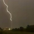 Zastrašujući snimci nevremena u Hrvatskoj: Grom udario u avion i toplanu, kuće poplavljene (Video)