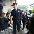 VIDEO Građani Novog Pazara poručili policajcima ispred univerziteta: Budite na strani naroda, neka privatno obezbeđenje izađe…