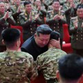 „Srce me boli“: Kim Džong Un snimljen kako grli vojnike i priznaje da su mnogi poginuli u Ukrajini FOTO