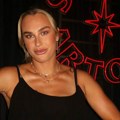 Sabalenka obukla kratku haljinicu, pa završila za stolom sa najvećim šmekerom: Pao i selfi za uspomenu!