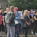 Грађани се окупљају испред Централног затвора где ће би требало да буде пребачен студент Богдан
