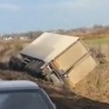 Kamion sleteo u kanal. Nezgoda na putu Kula - Crvenka, mogući su zastoji (video)