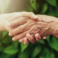 Šta je hraniteljstvo za starije osobe i ima li ga u Srbiji?