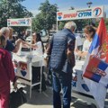 Štandovi aktivista SNS širom Novog Sada, građani negoduju i donose im kisele krastavce