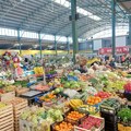 Zašto su voće i povrće u supermarketima jeftiniji nego na pijacama i šta još sem cena menja potrošačke navike u korist…