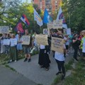 Protest građana ispred policijske stanice u Rakovici: Traže smenu načelnika policije zbog nepostupanja nakon otmice aktiviste…