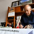 Тибетански мајстор рестаурира књиге од палминог листа да сачува старе текстове