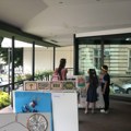 Izložba likovnih radova dece iz PU „Pčelica“ otvorena u Turističkom info centru
