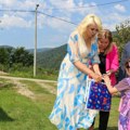 Zlostavljana devojčica polazi u školu Ministarka Darija Kisić obišla dete koje je otac godinama držao zatočenu u stanu