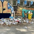 Ova beogradska škola važi za elitniju, a na ulazu gomila smeća: Roditelji šokirani, a tek da vidite teren! (foto)