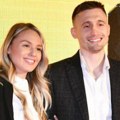 (Video) Aleksa Avramović sa ženom na premijeri Bjelinog filma: "Ovo je fenomenalno!", supruga košarkaša je prirodna…