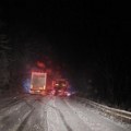 Snežne padavine paralisale saobraćaj u ovom delu Srbije: Dva šlepera se poprečila na magistrali, formirane dugačke kolone…