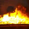 Gori kamion na: Auto-putu Novi Sad-Beograd Bukti veliki plamen, vatra "progutala" prikolicu (video)