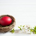 Danas, na Veliki petak, farbamo uskršnja jaja: Svaki dom treba da ima crvenu čuvarkuću, evo i zašto